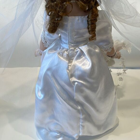 Bride porcelain doll 16 inches - Picture 10 of 10